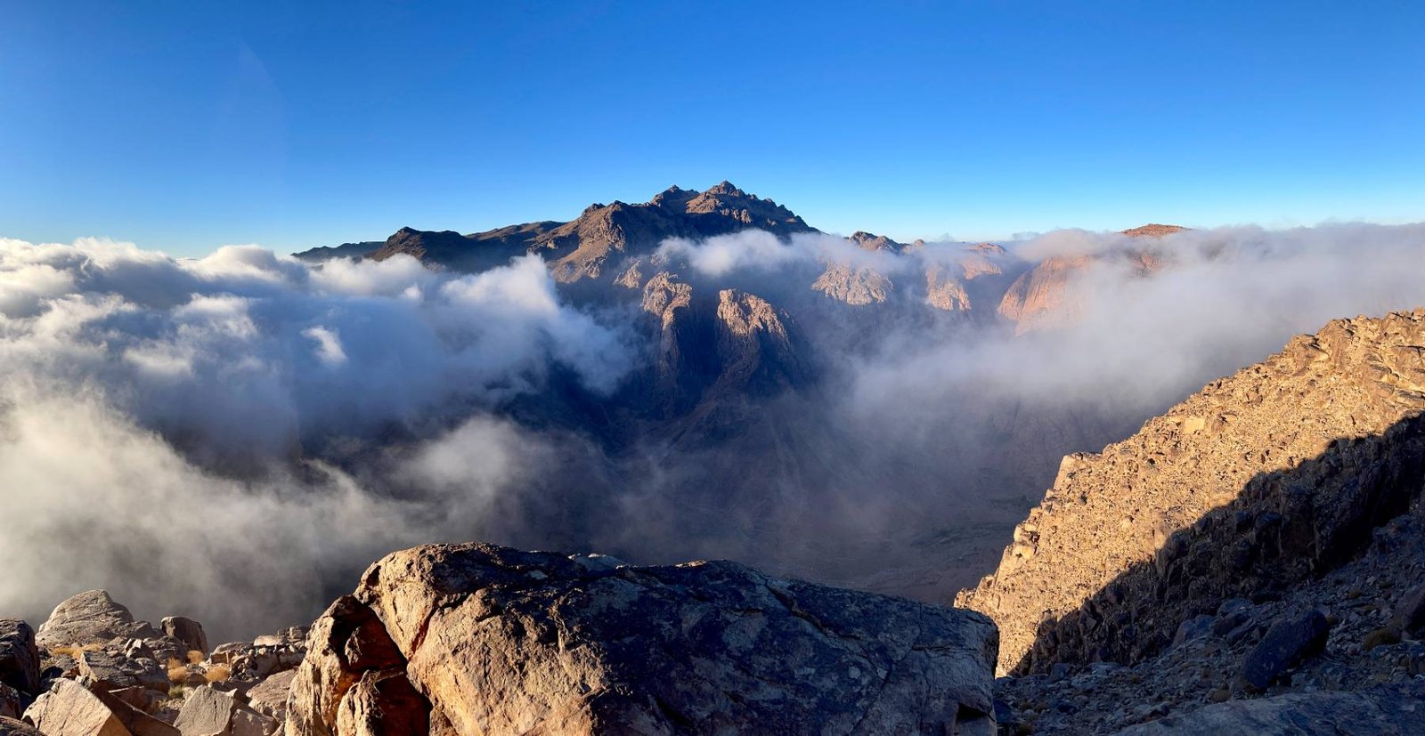 Montaña entre nubes